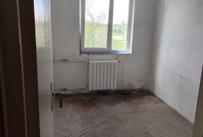 Apartament cu 3 camere decomandat în Km 4