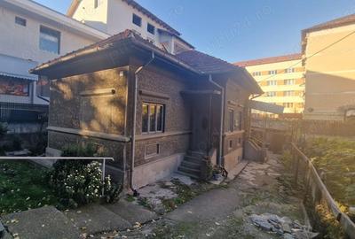 Casă cu 2 camere cu Teren 421 Mp în Central