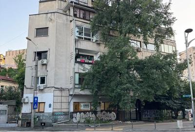 Apartament cu 3 camere semidecomandat în Victoriei