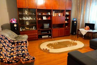 Apartament cu 3 camere decomandat în Exterior Vest