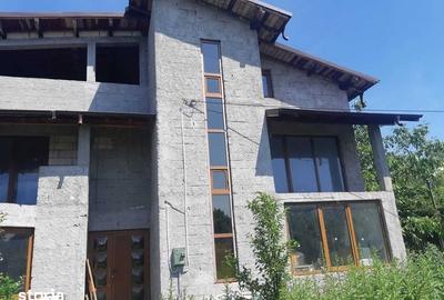Casă cu 4 camere cu Teren 320 Mp în Bradu