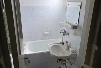 Apartament cu 3 camere semidecomandat în Sârbi