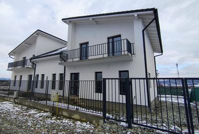 Casă individuală cu 4 camere cu Canalizare în Mohu