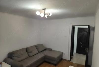 Apartament cu 3 camere semidecomandat în Micro 9