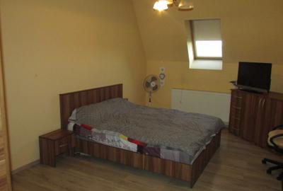 Apartament cu 3 camere semidecomandat în Zăvoi - 2