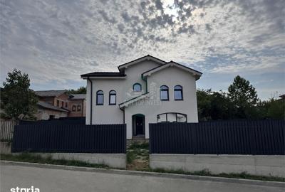 Casă cu 4 camere decomandat cu Teren 290 Mp în Central