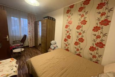 Apartament cu 3 camere semidecomandat în Craiovița Nouă