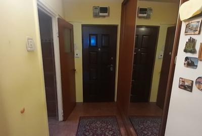 Apartament cu 3 camere semidecomandat în Ozana