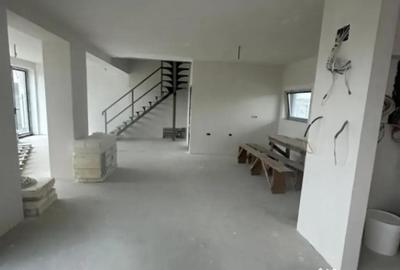 Casă cu 5 camere cu Teren 394 Mp în Agigea