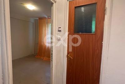 Apartament cu 3 camere semidecomandat, mobilat în Tei