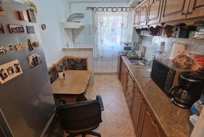 Apartament cu 3 camere semidecomandat în Tractorul - 2