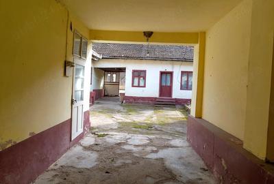 Casă cu 4 camere cu Teren 1697 Mp în Central