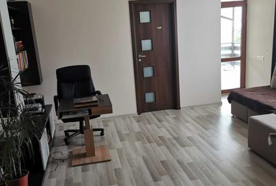 Apartament cu 3 camere decomandat în Tractorul