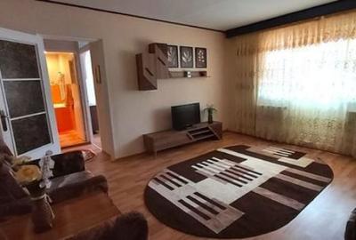 Apartament cu 3 camere semidecomandat în Micro 4