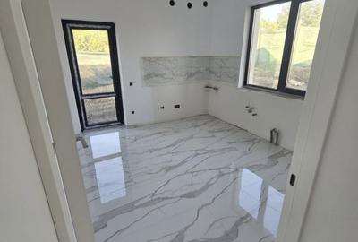 Casă cu 3 camere cu Teren 450 Mp în Tomești