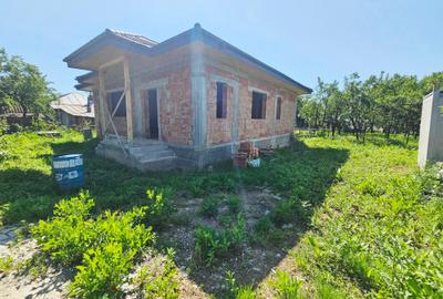 Casă individuală cu 4 camere cu Canalizare în Central - 1