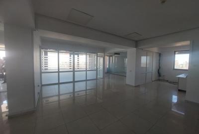Birou, de 191 mp, în Central