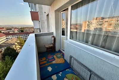 Apartament cu 3 camere semidecomandat în Cetate