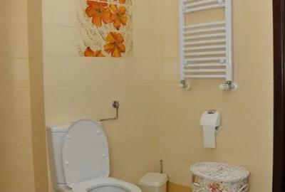 Casă cu 9 camere cu Teren 900 Mp în Central