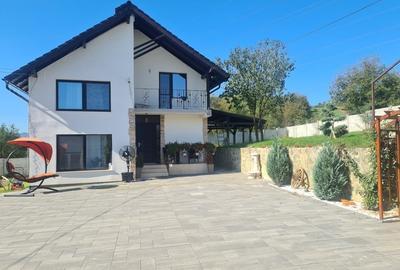Casă cu 4 camere cu Teren 1750 Mp în Central - 2