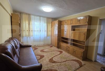 Apartament cu 3 camere semidecomandat, mobilat în Micro 16