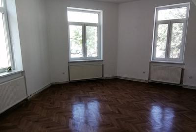 Casă cu 4 camere în Central - 2