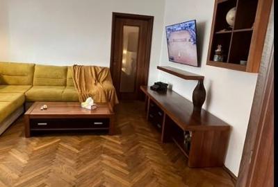 Apartament cu 3 camere semidecomandat în Colentina