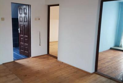 Casă cu 6 camere cu Teren 1100 Mp în Central