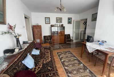 Apartament cu 3 camere semidecomandat, mobilat în Aleea Trandafirilor