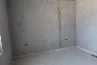 Apartament cu 3 camere semidecomandat în Petros