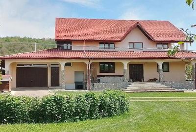 Casă cu Teren 1833 Mp în Central - 4