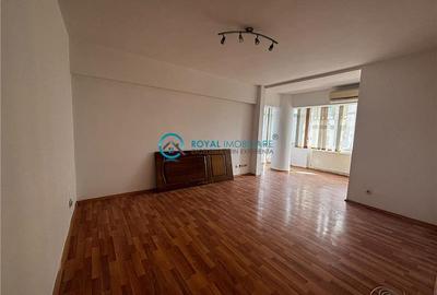 Apartament cu 3 camere decomandat în Republicii