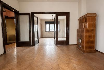 Apartament cu 4 camere semidecomandat în P-ța Alba Iulia