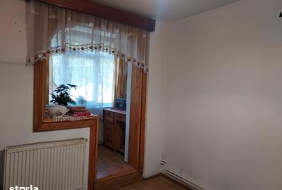 Apartament cu 3 camere semidecomandat în George Enescu