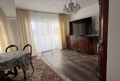 Apartament cu 3 camere decomandat în Sud
