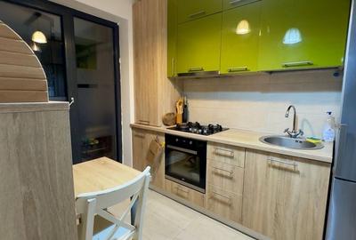 Apartament cu 3 camere semidecomandat, mobilat în Băneasa