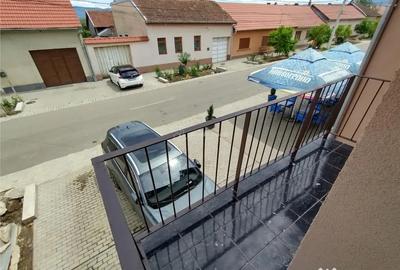 Apartament cu 3 camere decomandat în Bozovici