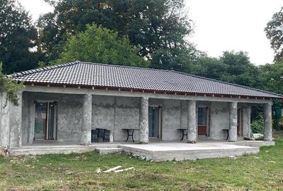 Casă cu 2 camere cu Teren 1400 Mp în Păuliș