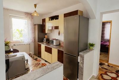 Apartament cu 4 camere decomandat, mobilat în Est