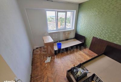 Apartament cu 4 camere semidecomandat în Calea București