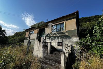 Casă individuală cu 6 camere cu Canalizare în Dealu Mic
