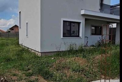 Casă cu 5 camere cu Teren 635 Mp în Giarmata