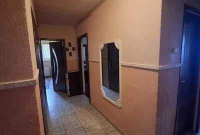 Apartament cu 4 camere semidecomandat în Tractorul - 2