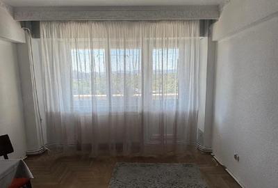 Apartament cu 3 camere semidecomandat în 9 Mai - 2
