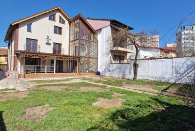 Casă individuală cu 7 camere cu Canalizare în Berceni