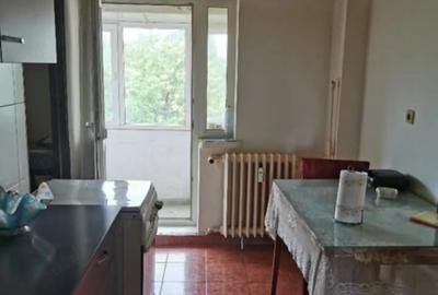 Apartament cu 3 camere decomandat în Sărari - 1