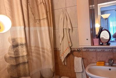 Apartament cu 2 camere decomandat în 1 Decembrie