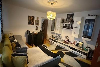 Apartament cu 3 camere semidecomandat, mobilat în Dristor