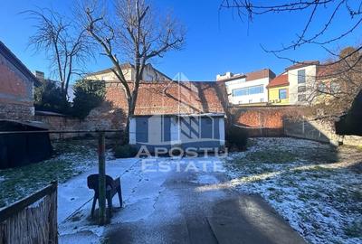 Casă cu 10 camere cu Canalizare în Central