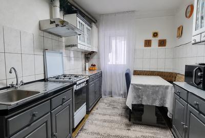Apartament cu 3 camere decomandat, mobilat în Mircea cel Bătrân